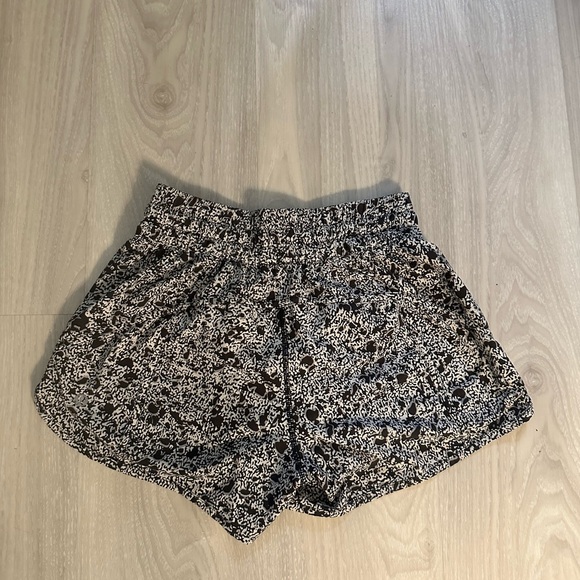 Lululemon Tracker Short V 4” – Sporadic Black Rhino Grey Size 4 - Picture 7 of 8